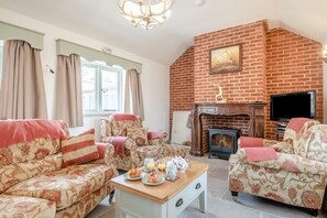 TV - 3 Bed in Bradenstoke (oc-s40251) (Bradenstoke)