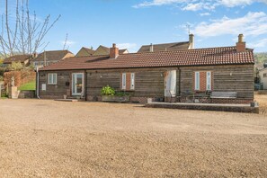 Exterior - 3 Bed in Bradenstoke (oc-s40251) (Bradenstoke)