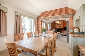 Dining - 3 Bed in Bradenstoke (oc-s40251) (Bradenstoke)
