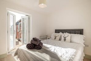 3 bedrooms, iron/ironing board, travel crib, WiFi (free) - 3 Bed in Bradenstoke (oc-s40251) (Bradenstoke)