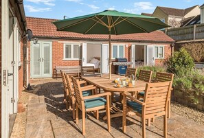 Outdoor dining - 3 Bed in Bradenstoke (oc-s40251) (Bradenstoke)