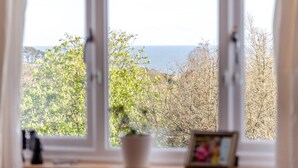 A window with a view of trees and the sea. - 2 Bed in Fowey (oc-p00761) (Fowey)