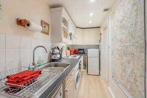Microwave, oven, dishwasher, cookware/dishes/utensils - 1 Bed in Ambleside (oc-lr155) (Clappersgate)