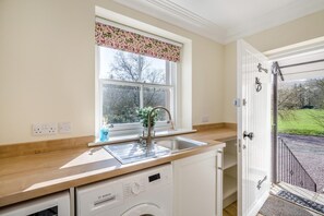 Oven, dishwasher, high chair, cookware/dishes/utensils - 3 Bed in Langholm (oc-c41365) (Langholm)