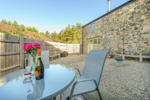 Outdoor dining - 2 Bed in Easington (oc-coq114) (Easington)