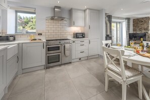 Oven, dishwasher, high chair, cookware/dishes/utensils - 2 Bed in Easington (oc-coq114) (Easington)
