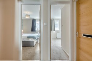 Bügeleisen/Bügelbrett, Reisekinderbett, kostenloses WLAN, Bettwäsche