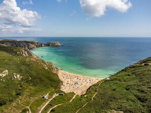 Ein Küstenstrand mit freiem Blick auf das Meer und einem Weg zum Strand.