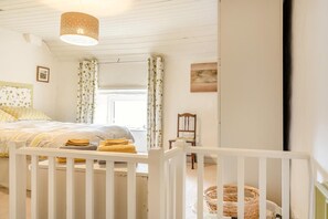 Bügeleisen/Bügelbrett, Reisekinderbett, kostenloses WLAN, Bettwäsche