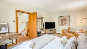 3 bedrooms, iron/ironing board, travel cot, free WiFi