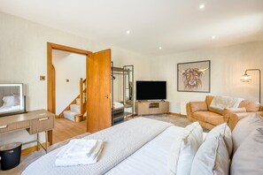 Bügeleisen/Bügelbrett, Reisekinderbett, kostenloses WLAN, Bettwäsche
