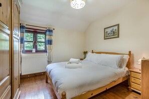 Tabla de planchar con plancha, wifi gratis y ropa de cama 