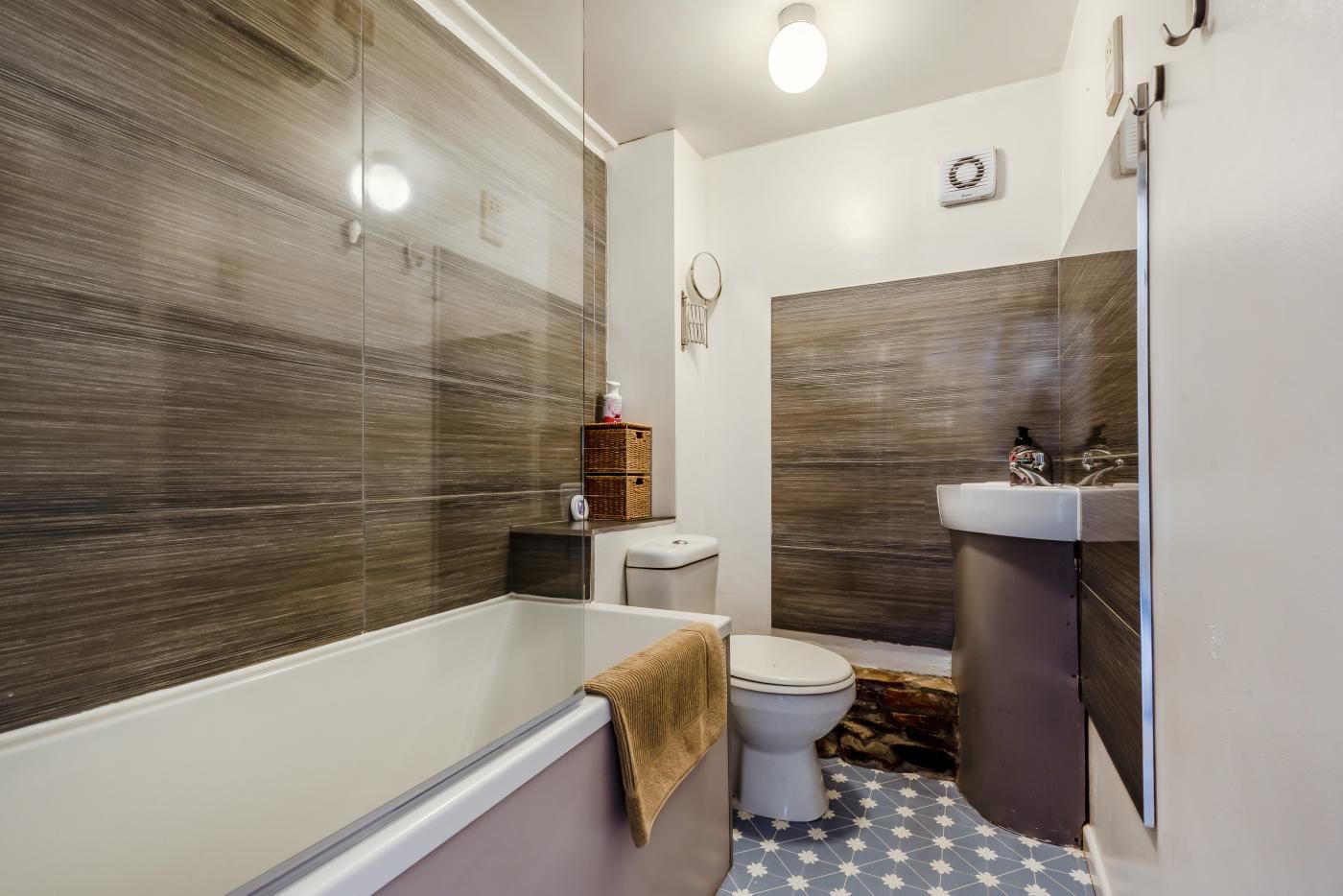 Un bagno con vasca, water e lavandino.