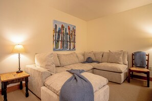 Leilighet, flere senger, fjellutsikt (Elkhorn View Retreat) | Oppholdsområde