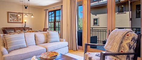 คอนโด, หลายเตียง, วิวภูเขา (Elkhorn View Retreat) | บริเวณนั่งเล่น