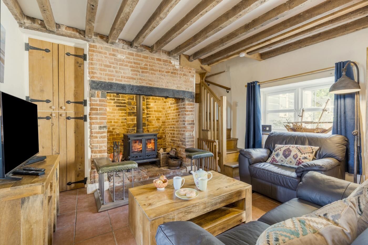 TV, fireplace