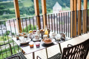 Outdoor dining - Vrbo Property (Trentino-Alto Adige)