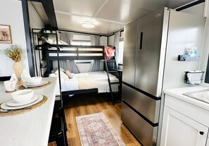 2 bedrooms, WiFi, bed sheets - Private Studio Suite with Queen and Bunk Beds, Full Kitchen and In-Unit Laundry (Pecos)