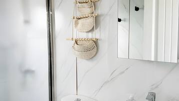 Dusche, Handtücher, Seife, Toilettenpapier