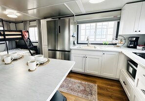Private kitchen - Private Studio Suite with Queen and Bunk Beds, Full Kitchen and In-Unit Laundry (Pecos)