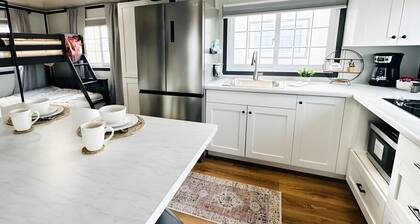 Private Studio Suite with Queen and Bunk Beds, Full Kitchen and In-Unit Laundry