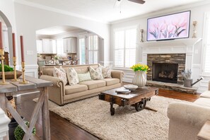 Living area - ANWA & Masters 2026 Luxury Home l 4 BR, Resort Pool and Swim - Up Bar l (evans)