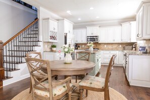 Dining - ANWA & Masters 2026 Luxury Home l 4 BR, Resort Pool and Swim - Up Bar l (evans)