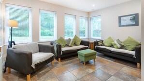 A living room with two sofas, a coffee table, and a lamp. - 1 Bed in Skelwith Bridge (oc-lr159) (Skelwith)