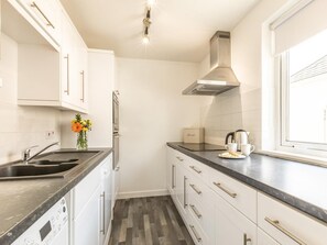 Oven, dishwasher, cookware/dishes/utensils