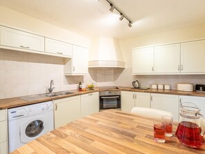 Oven, dishwasher, cookware/dishes/utensils