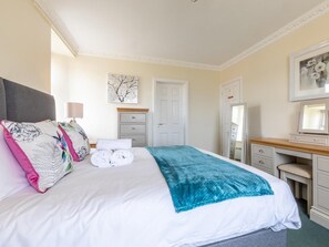 A bedroom with a bed, a dresser, a desk, and a chair. - 3 Bed in Braunton (oc-87114) (Croyde)