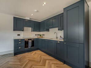 Oven, dishwasher, cookware/dishes/utensils