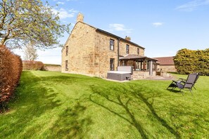 Outdoor spa tub - 5 Bed in Earsdon (oc-h41412) (Earsdon)