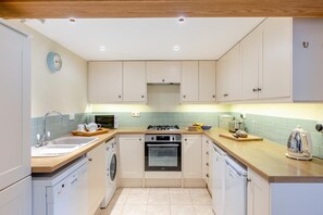 Oven, dishwasher, high chair, cookware/dishes/utensils - 2 Bed in Bridport (oc-dc191) (Askerswell)