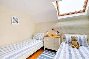 Travel cot, free WiFi, bed sheets - 2 Bed in Bridport (oc-dc191) (Askerswell)
