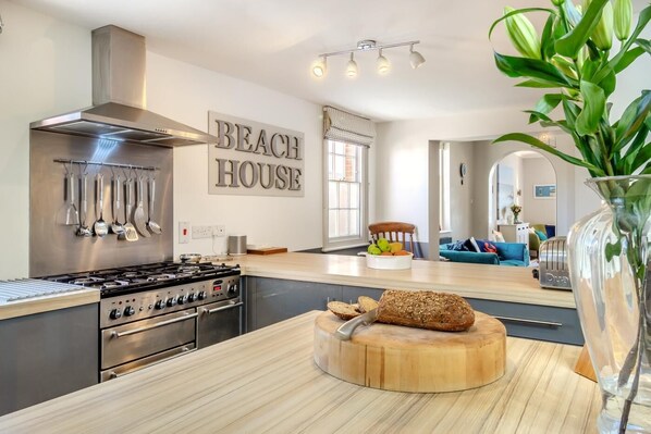 Microwave, oven, dishwasher, high chair - 6 Bed in Southwold (oc-sghs) (Southwold)