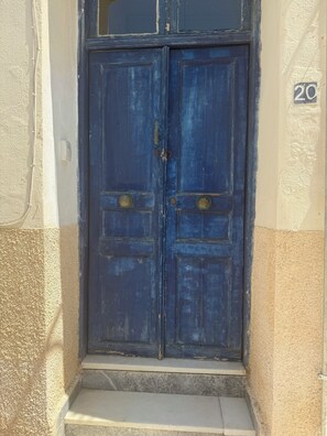 Exterior detail - Bright Authentic Cycladic Home, Walk to Ermoupoli Center (Ermoupoli)