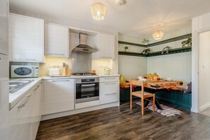 Microwave, oven, dishwasher, cookware/dishes/utensils - 2 Bed in Braunton (oc-b37867) (Braunton)