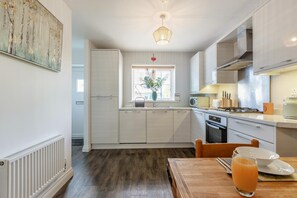 Microwave, oven, dishwasher, cookware/dishes/utensils - 2 Bed in Braunton (oc-b37867) (Braunton)