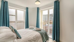 A bedroom with a bed, a window, and curtains. - 2 Bed in Haworth (oc-c37865) (Haworth)