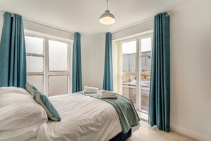 A bedroom with a bed, a window, and curtains. - 2 Bed in Haworth (oc-c37865) (Haworth)