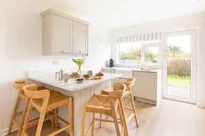 Oven, dishwasher, high chair, cookware/dishes/utensils - 4 Bed in Rock (oc-l50184) (Rock)