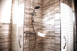 Bathroom - Studio Apartment 'Casa Betulla - Cirmolo' with Shared Terrace, Shared Garden and Wi-Fi (Limana)
