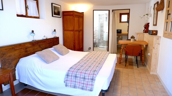 Room - Studio Apartment 'Casa Betulla - Cirmolo' with Shared Terrace, Shared Garden and Wi-Fi (Limana)