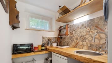 Kaffe- och tebryggare, kylskåp, ugn och spishäll