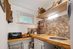 Coffee/tea maker, fridge, oven, stovetop