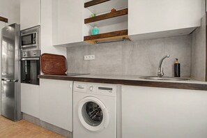 Coffee/tea maker, fridge, microwave, oven - Vacation Home 'Casa Emblemática Miranda' with Mountain View, Private Terrace and Wi-Fi (Tetir)