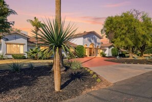 Exterior - 2 Homes in 1 Pickleball Court & Hidden Speakeasy (Scottsdale)