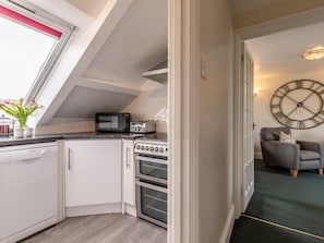 Oven, dishwasher, cookware/dishes/utensils