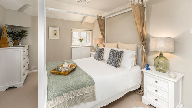 A bedroom with a canopy bed, bedside tables, a lamp, and a dresser. - 2 Bed in Warkworth (oc-coq123) (Warkworth)